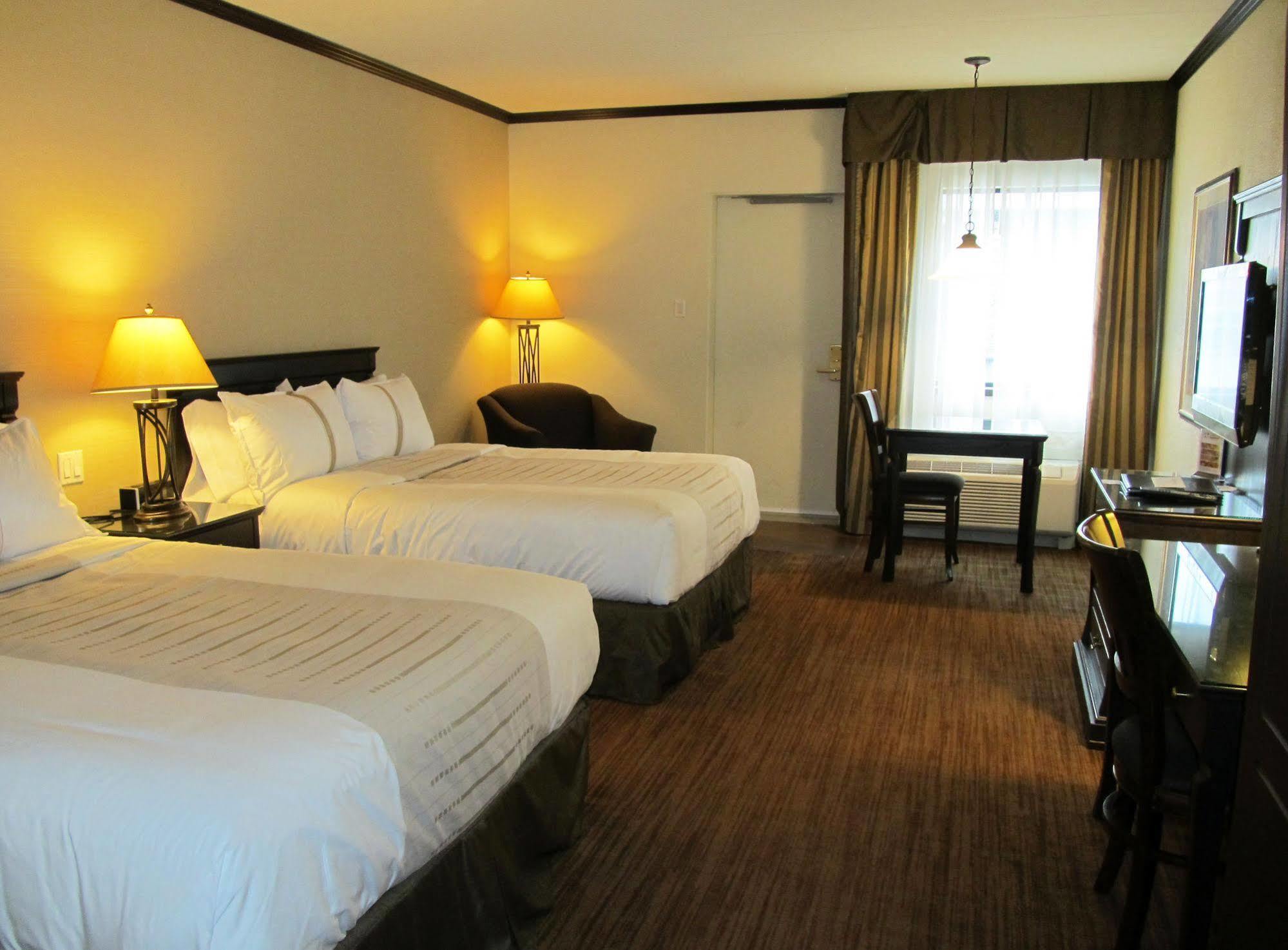 Hotel Le Montagnais Chicoutimi Екстериор снимка